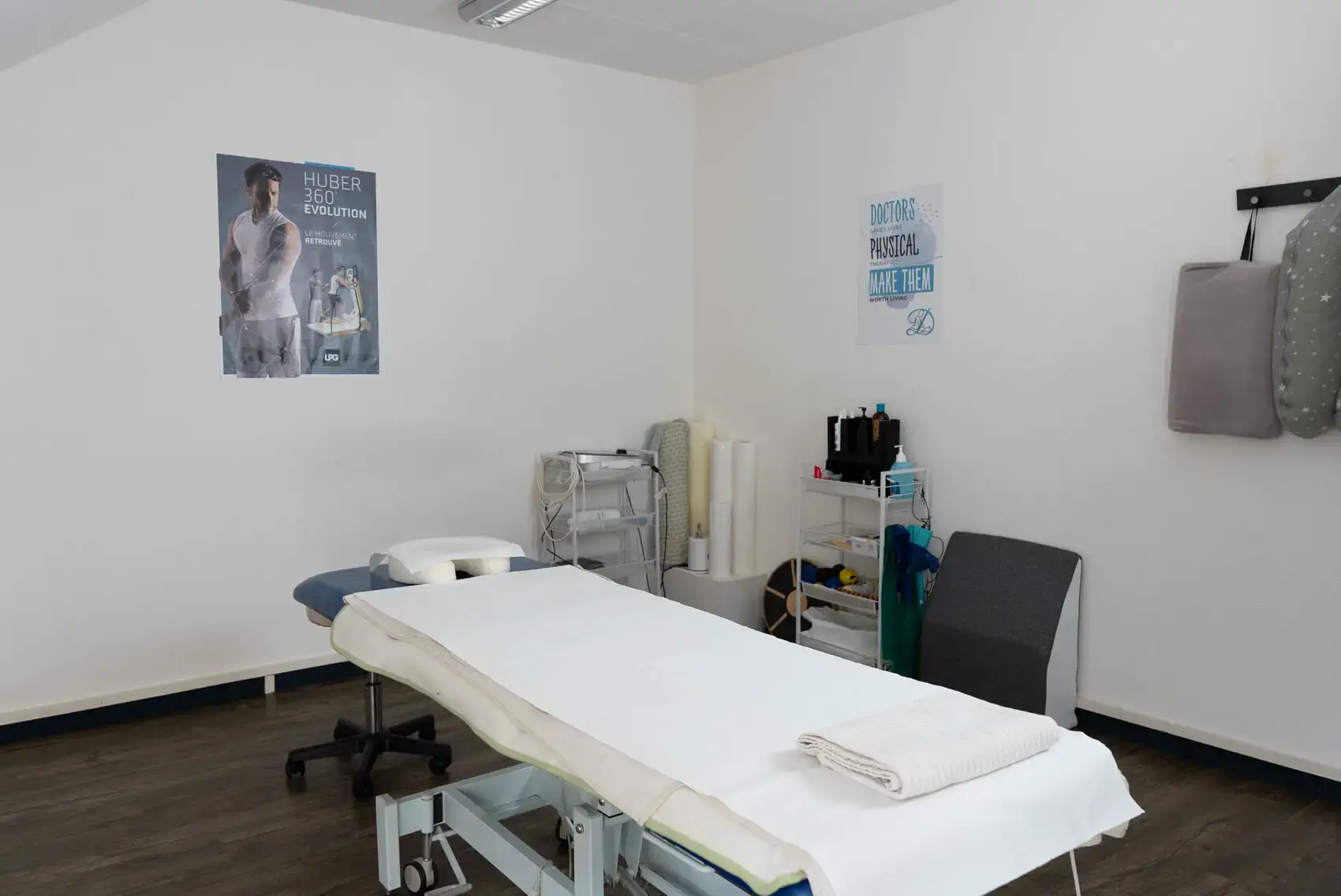 Physiotherapy treatment room — Centre Dounia, Montreux